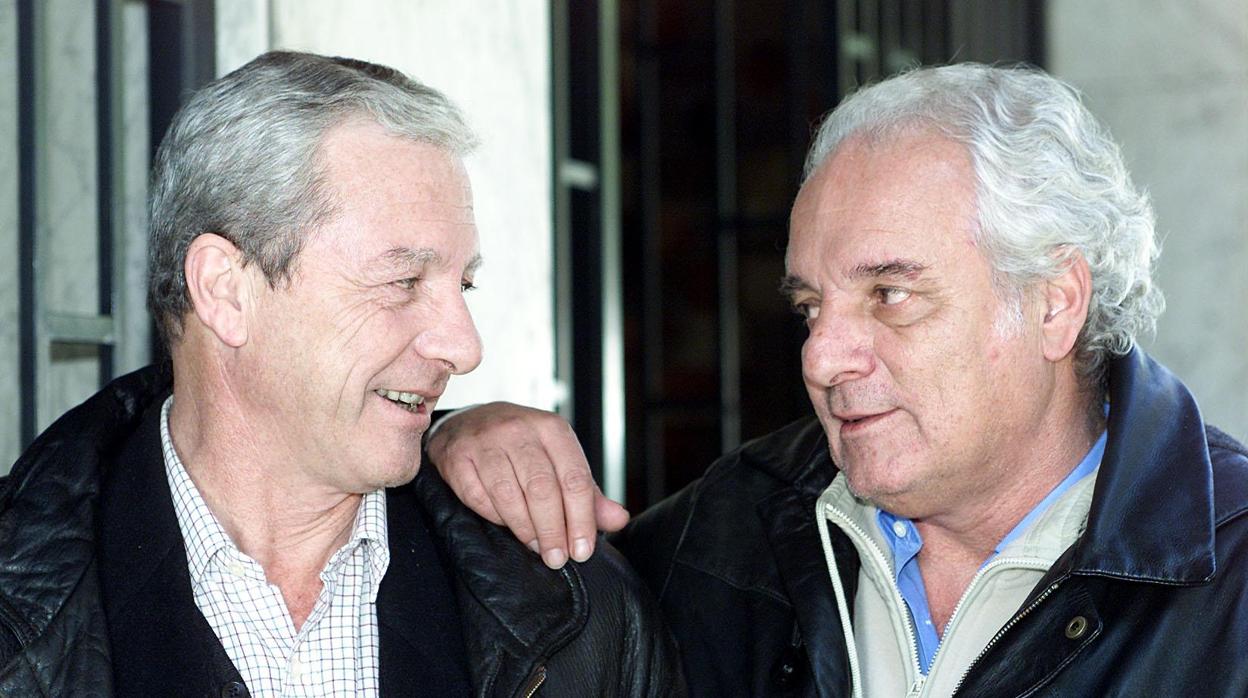 Los hermanos Jorge y Javier Martínez Reverte, fotografiados durante la conversación de la que ABC fue testigo