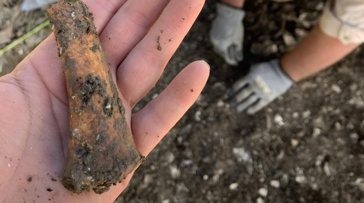 Se han encontrado restos de cabañas, pipas de tabaco de arcilla rotas, vasos de cerámica y otros artefactos