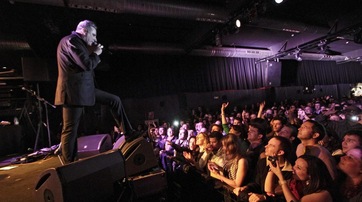 Loquillo, durante un concierto en una sala sevillana antes de la pandemia