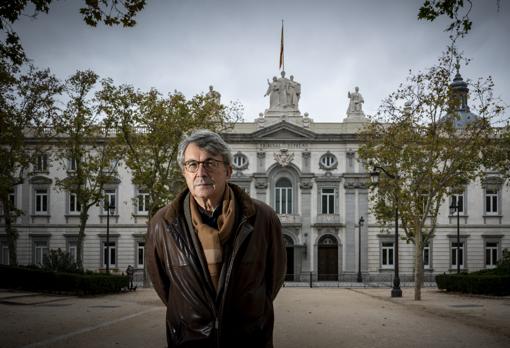 En la plaza de la Villa de París, muy cerca de su casa. Es su plaza, la que más le gusta