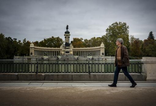 Trapiello, pasando por delante del estanque del Retiro