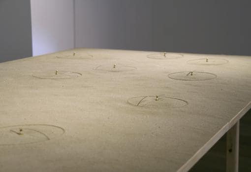 «Trazas» (2010). Mesa de arena y mecanismos de reloj con segunderos dibujando círculos