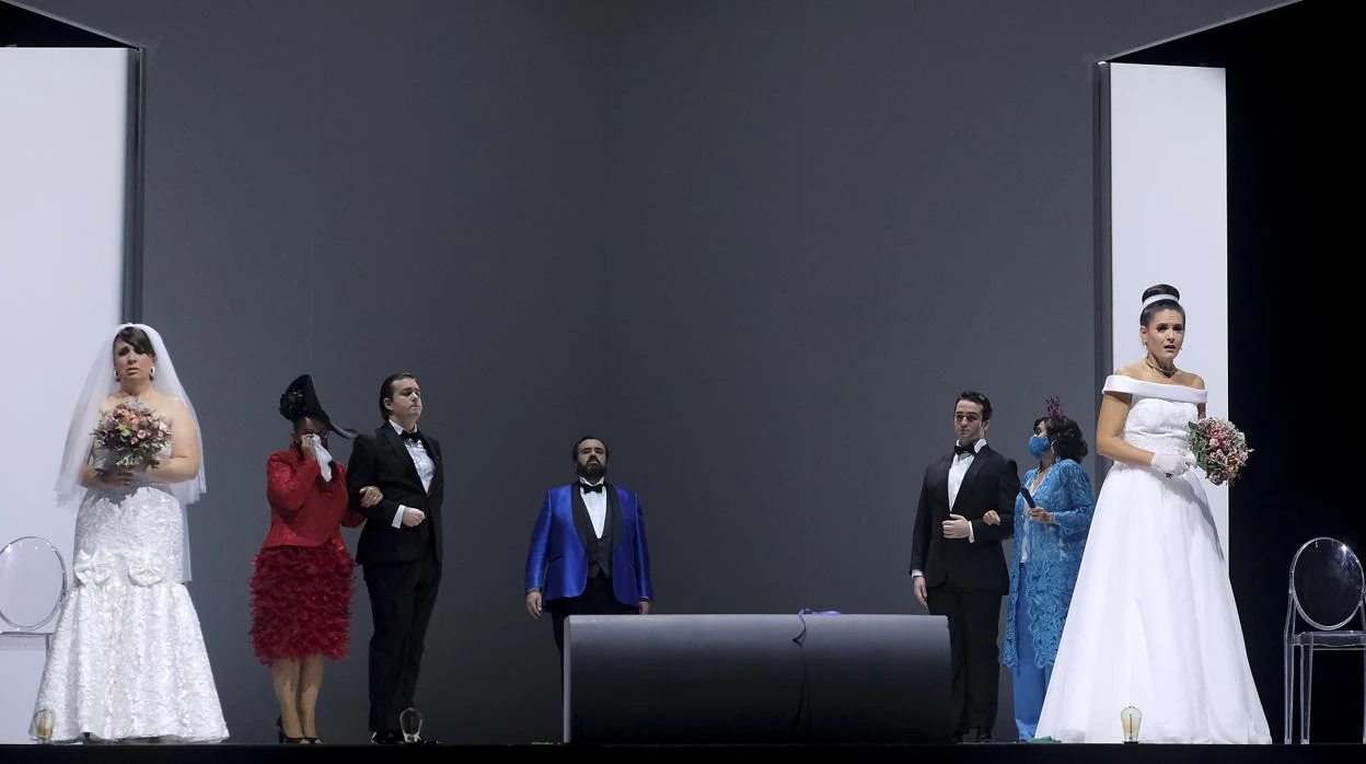 Un momento de la producción de ópera «Così fan tutte» que ha estrenado el Maestranza
