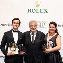 Anduaga, tras ganar Operalia en 2019 junto a Domingo y la vencedora en categoría femenina, Adriana González