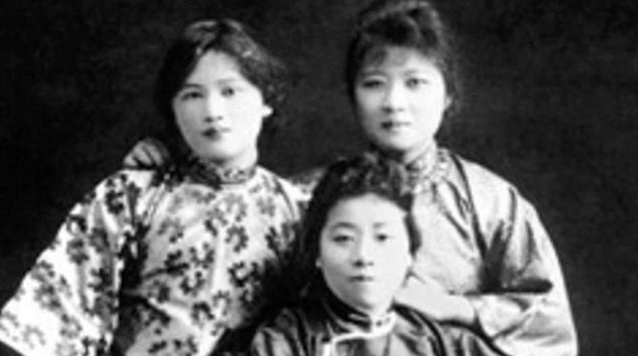 Ei-ling, Ching-ling y May-ling procedían de una familia china adinerada que, siendo niñas, las envió a estudiar a EE.UU