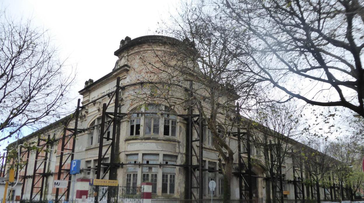 El edificio en el que el Ayuntamiento quiere situar el museo dedicado a Lobo Antunes