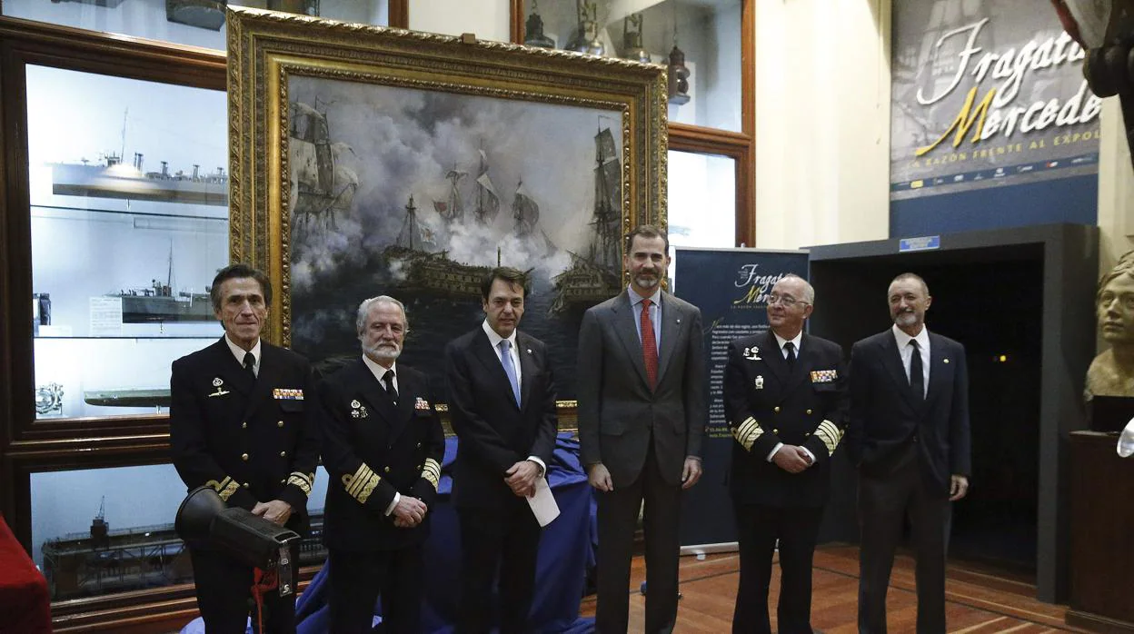 El Rey y las autoridades de la Armada acompañaron al pintor Augusto Ferrer-Dalmau y a Arturo Pérez-Reverte el día de la presentación del cuadro en el Museo Naval de Madrid