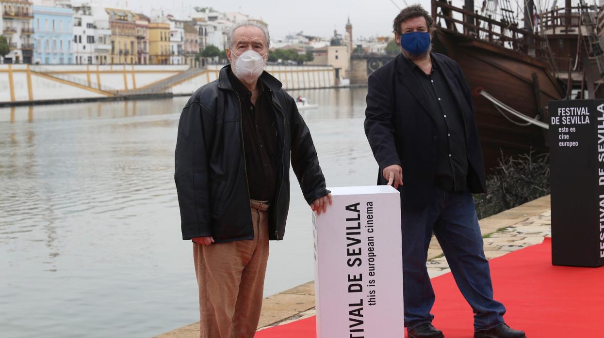 Gonzalo García Pelayo y Pedro G. Romero, este lunes junto al Guadalquivir y la Nao Victoria