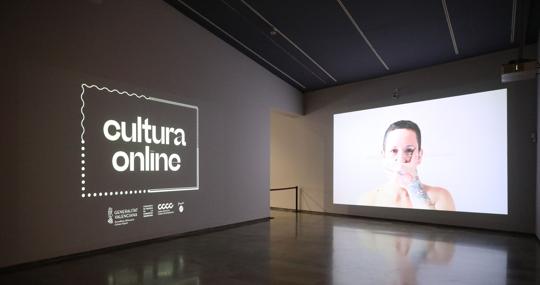 Montaje de la exposición «Cultura online», en el Centro del Carmen