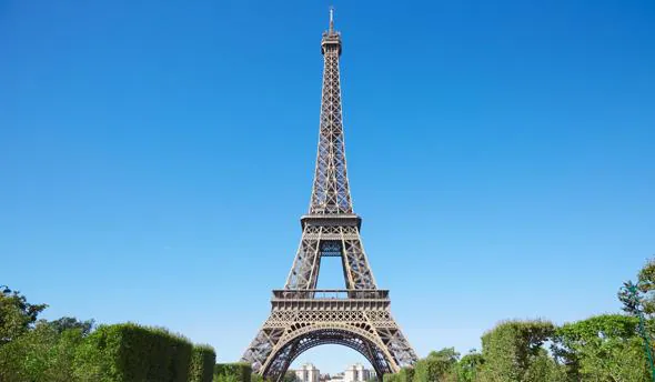Subastan un tramo de la emblemática escalera original de la Torre Eiffel en París