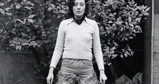 «Relaciones. Relación del cuerpo con elementos naturales. El cuerpo cubierto de paja» (1975)