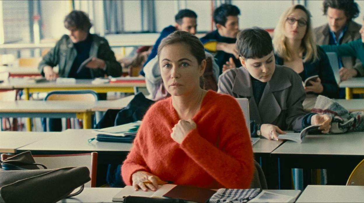 Emmanuelle Béart, Premio Ciudad de Sevilla 2020, en un momento del film «El abrazo»