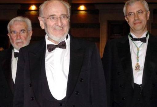 El 20 de junio de 2004 ingresó en la RAE ocupando el sillón de Laín Entralgo. Su discurso se tituló «Verosimilitud y verdad»