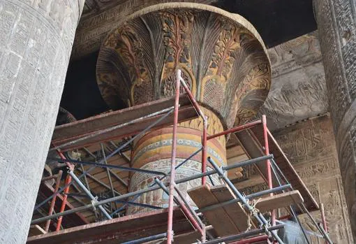 Un capitel de columna restaurado muestra la decoración en color