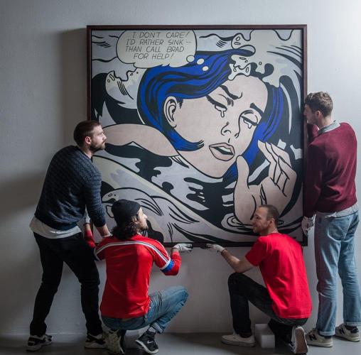 Instalación de la obra de Roy Lichtenstein, «Chica ahogándose», de la colección del MoMA, en un museo de Australia, la National Gallery of Victoria