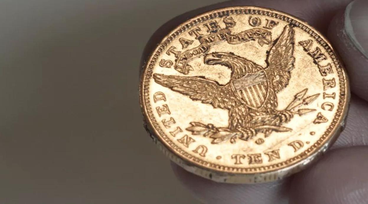 Una de las monedas de oro encontradas