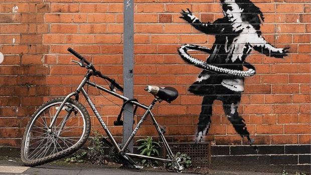 Desaparece la bicicleta junto a un mural de Banksy en Nottingham y colocan una de reemplazo horas después