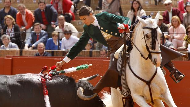 La rejoneadora Lea Vicens, herida al ser mordida por su caballo