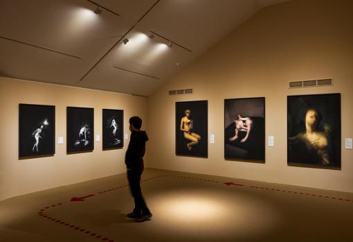 Inquietantes fotografías de Antoine D'Agata cuelgan en la muestra