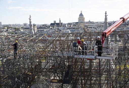 Un momento de la retirada de los andamios quemados en Notre Dame