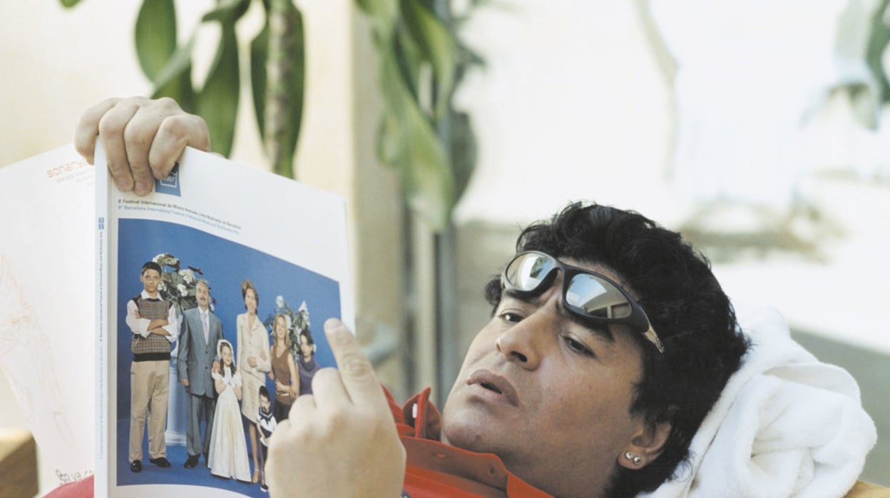 Maradona, leyendo el catálogo del Sónar de 2002