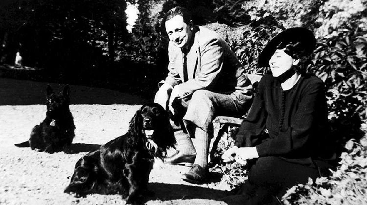 Lampedusa, con su mujer, en el jardín de su residencia