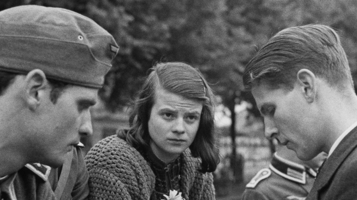 Sophie Scholl con su hermano Hans y con Christoph Probst, de la Rosa Blanca, en 1942