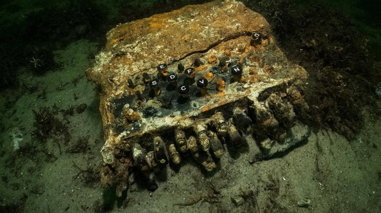 La máquina de cifrado Enigma utilizada por los nazis durante la Segunda Guerra Mundial hallada en el fondo del Mar Báltico