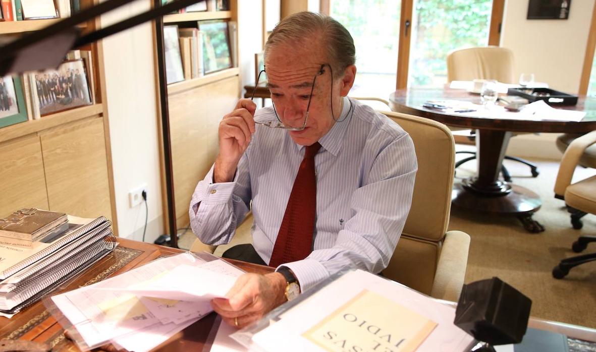 Gregorio Marañón Bertrán de Lis en su despacho