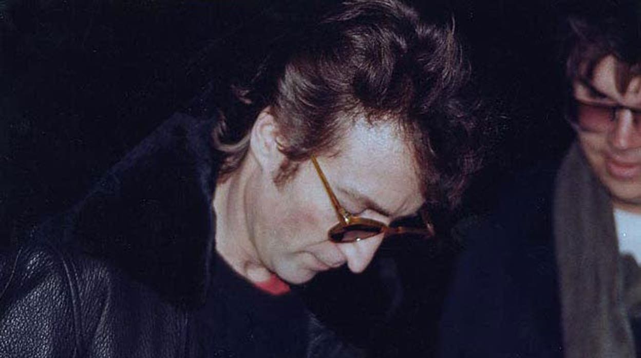 Lennon le firma una copia de «Double Fantasy» a Chapman horas antes de que le asesinara