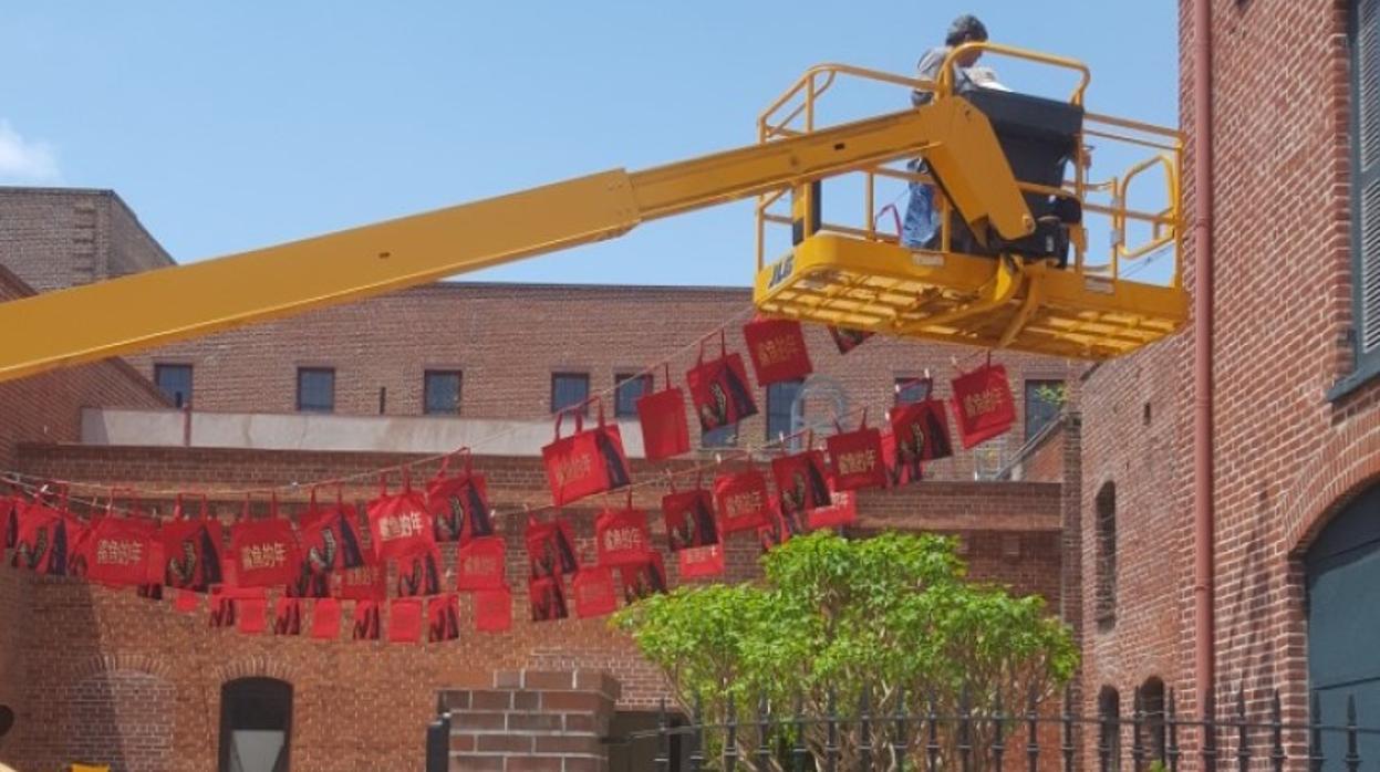 El artista, instalando su obra