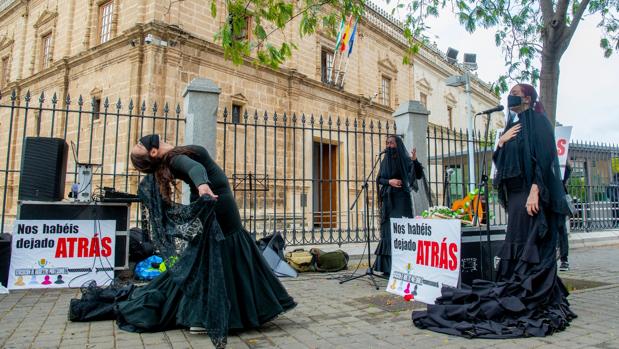 Trabajadores de espectáculos y eventos protestan ante el Parlamento por la asfixia del sector