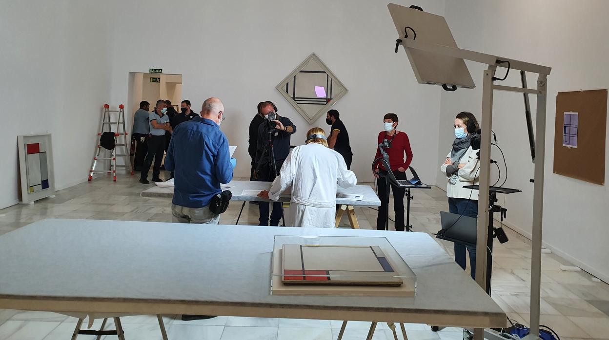 El montaje de las obras de Mondrian se retransmitió en directo en las salas del Reina Sofía para que lo supervisara el museo prestatario