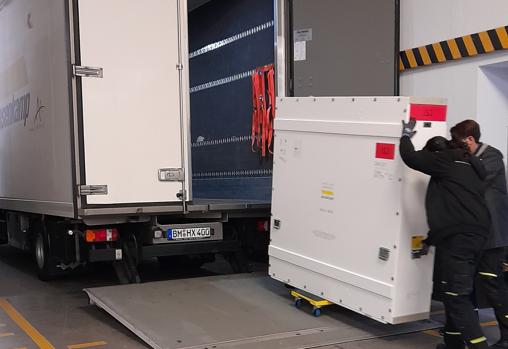 Una caja con obras de la exposición de Mondrian es descargada del camión en el muelle del Reina Sofía