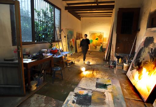 La artista en su estudio