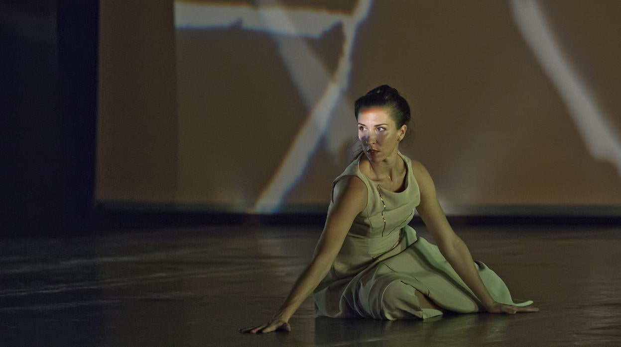 Uno de los momentos de la coreografía, «Poéticas en la sombra» de Manuela Nogales