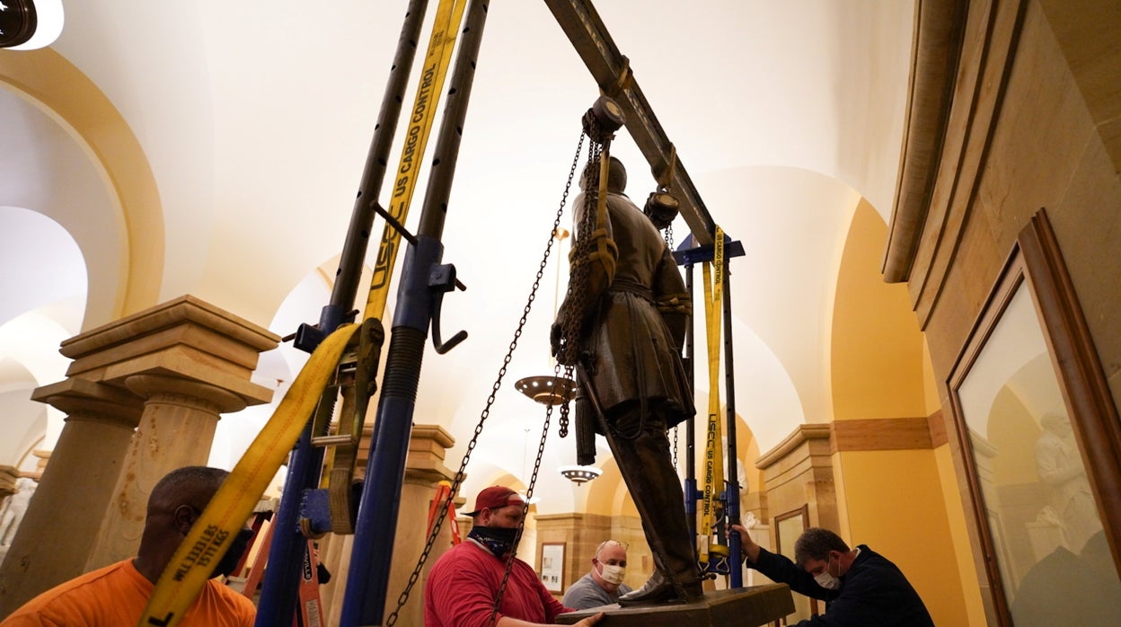 Operarios retiran la estatua del General Lee