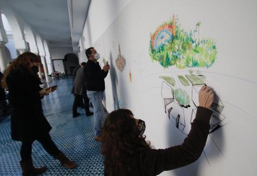 Los ilustradores que forman parte del proyecto realizando este martes el mapa de la Sevilla de Bécquer instalado en el patio del Cicus