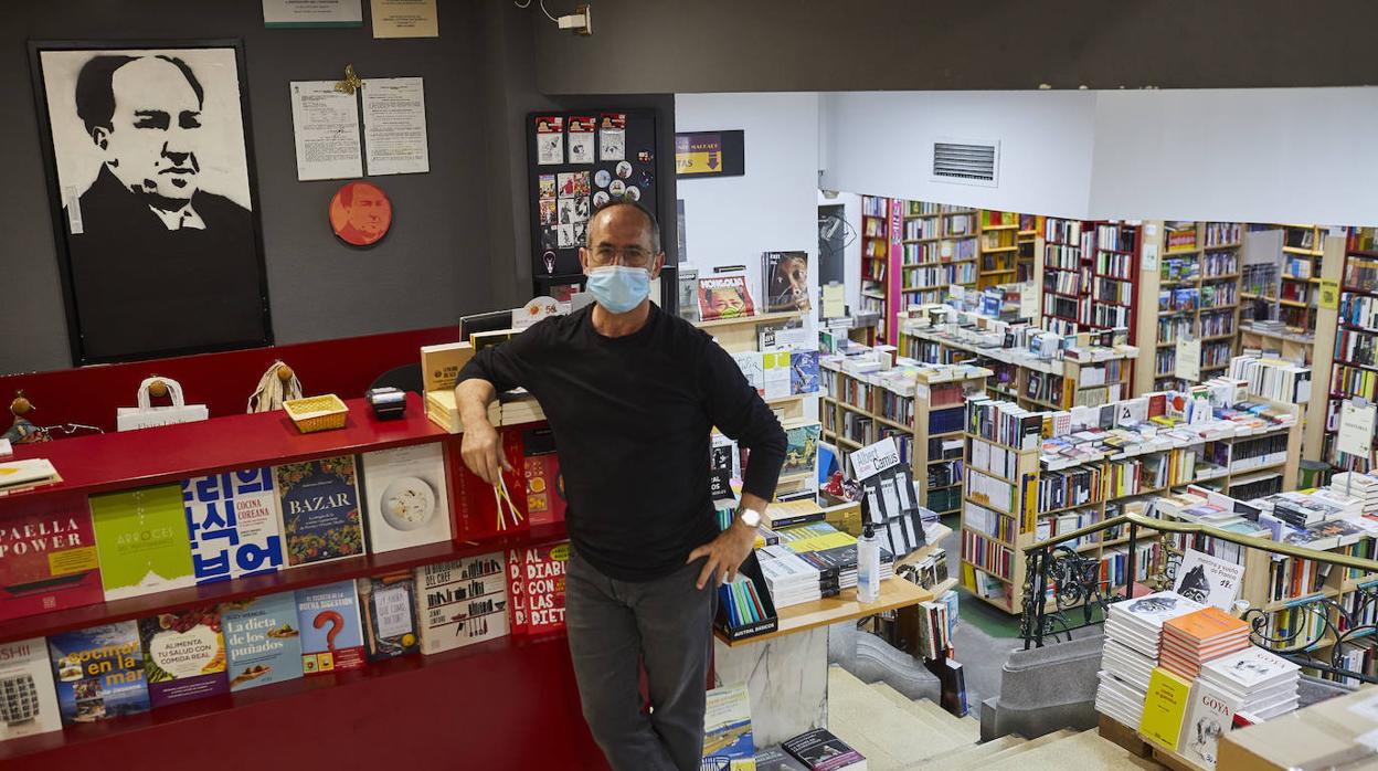 Juan, encargado de la Librería Antonio Machado, en el Círculo de Bellas Artes, en Madrid