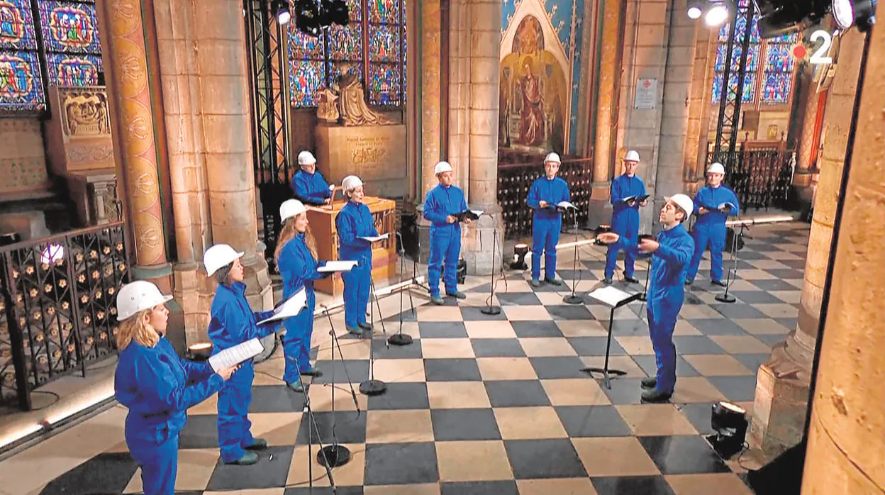 El coro de ocho miembros comenzó con el «Ave María» de Schubert