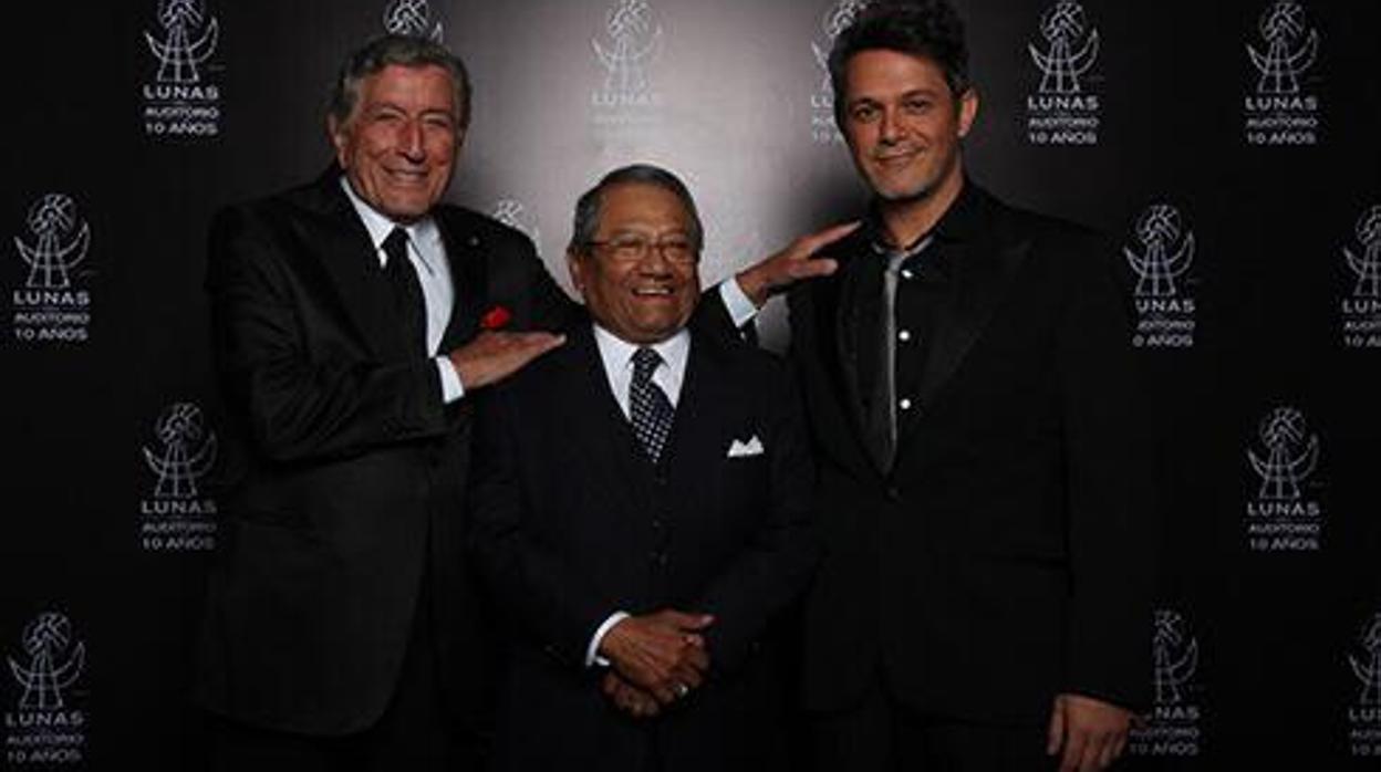 Armando Manzanero, flanqueado por Tony Bennett y Alejandro Sanz