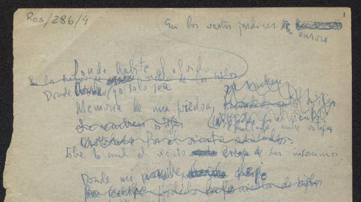 El autógrafo de Cernuda se compone de dos hojas tamaño cuartilla, escritas con tinta azul, con numerosas tachaduras y correcciones