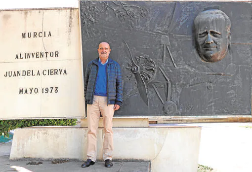 Fernando de la Cierva ante el monumento dedicado a su abuelo en Murcia