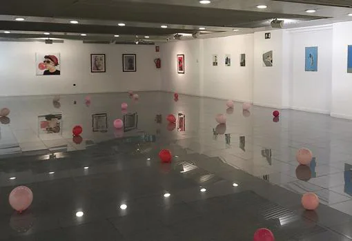 Detalle de la expo «Retratos, chicles y una piscina» en Club Diario Información (Alicante)
