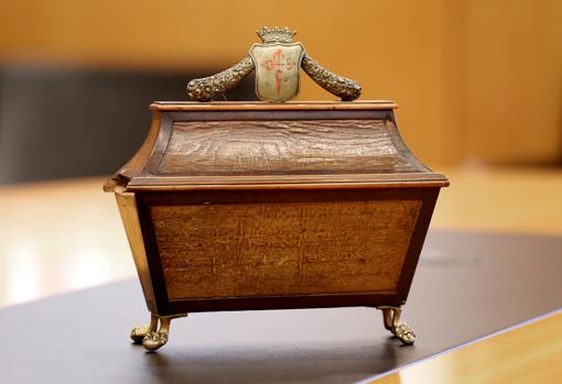 La arqueta que conserva la llave de la urna funeraria de Calderón de la Barca