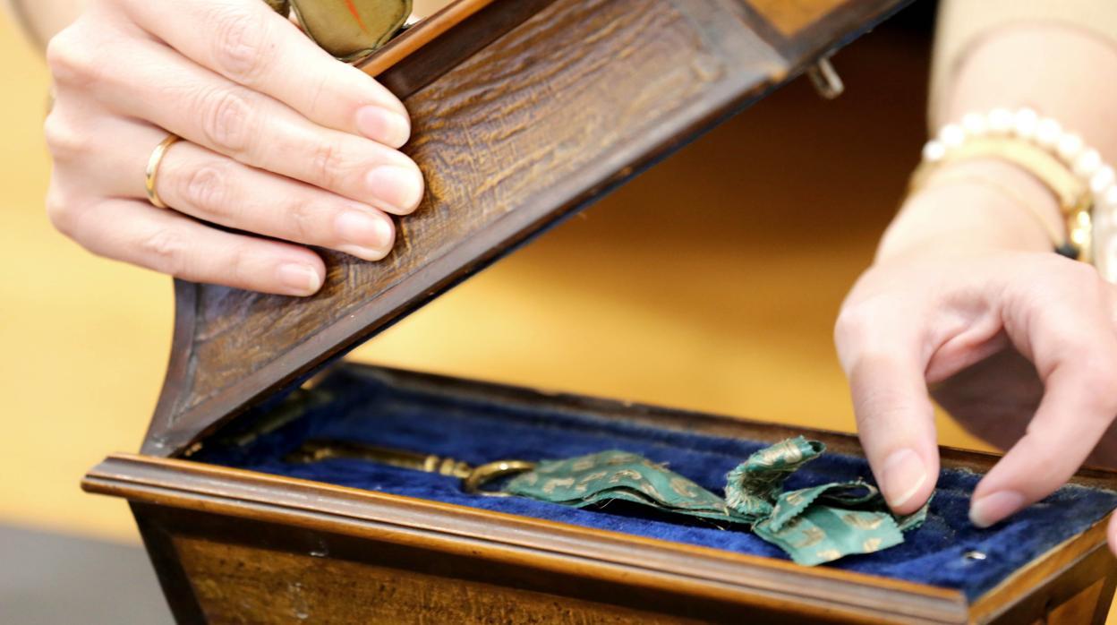 La llave de la urna funeraria de Calderón de la Barca, conservada en una caja de madera del siglo XIX