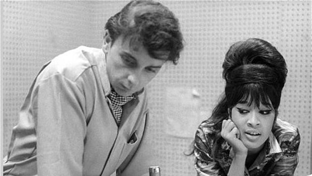 Las dos caras del adiós de Ronnie Spector a su maltratador, el productor Phil Spector