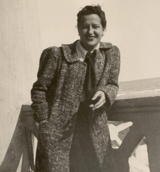 Carmen Conde, apoyada en una barandilla, junto al mar, en Valencia. Fotografía hecha por Amanda Junquera. 5 abril 1938