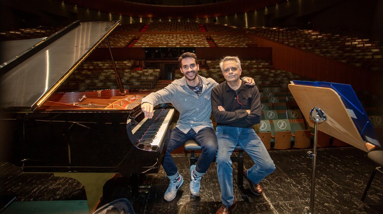 Juan Pérez Floristán y Juan Luis Pérez en el escenario del Teatro de la Maestranza