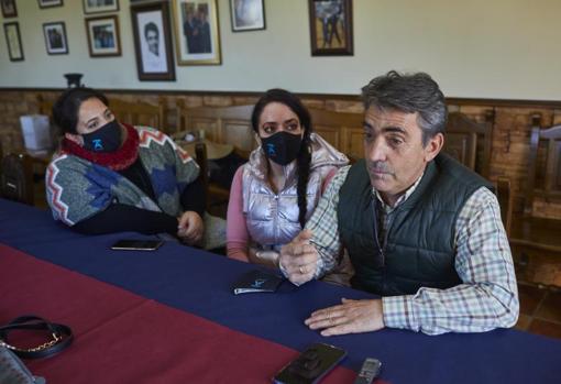 Victorino, con sus hijas